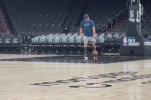 库里三分训练备战附加赛 手感还是这么丝滑！